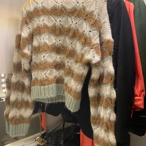 Stickad tröja - Super fin stickad tröja från zara, aldrig använd!