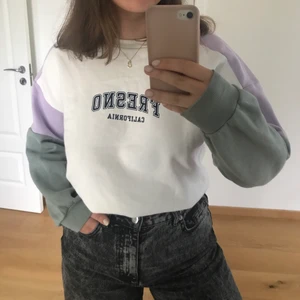 Collegetröja i tre färger från H&M - Säljer denna supercoola collegetröja från H&M! 💚💜 Slutsåld på H&M. Är i storlek XS men passar mig som oftast har S. Använd, i bra skick. Är kort och har en dragsko i midjan som man kan knyta🤩🌟 