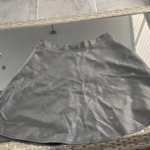 Skinn kjol - Fint skick. Kom privat för mer bilder. Sitter bra på mig som har xs