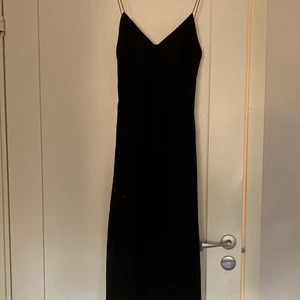 Elegant klänning !!! - En suuperfin klänning köpt på vintage för 105kr. Den är tyvärr för lång för mig. Jag är 162 cm men passar perfekt på någon som är någon cm längre än mig. Den är snedskuren nertill där ena sidan är längre 🌸