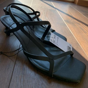 Helt oanvända klackskor  - Säljer ett par svarta, låga fina skor då jag behöll de i en annan storlek, och nu är det försent att lämna tillbaka! Superbekväma att gå i och sitter snyggt på foten💕