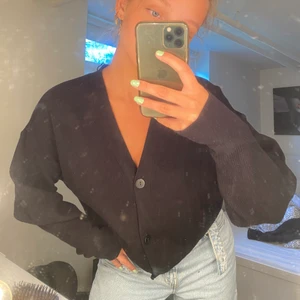 Cardigan - Väldigt snygg kofta från zara. Aldrig använd så väldigt bra skick! Köpare står för frakt. 