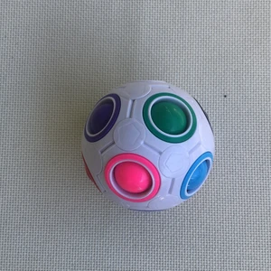 Puzzle ball - Den är rund har färgerna ljusgrön, lila, mörkgrön, svart, orange, gul, brun, röd, rosa, ljusblå och mörkblå. Det är lätt att flytt runt bollarna och den kan vara rolig att hålla på med. Frakten är 15 kr. ❤️❤️❤️😊😊😊