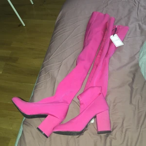  Klackskor stövlar  - Super fina, helt oanvända! Storlek 38. Köpte dom för 800kr