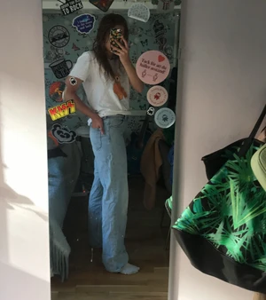 Jeans - Fina monki jeans som köptes för cirka 2 månader sen! Som inte kommit till andvänding.Har dock fått fläckar där bak(se sista bilden) där av priset. Frakt ingår inte❤️