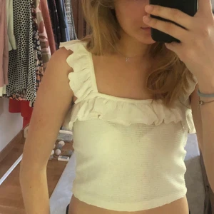 Sommartopp!! - Jättefin topp som passar perfekt till sommaren💛Finns en reva men man kan vända på toppen som jag gjort på bilden då den inte syns (3e bilden)