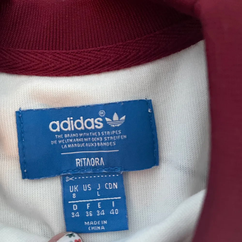 En jättecool sweatshirt/tröja från adidas i Rita Oras kollektion☺️ använd fåtal gånger. Är i storlek UK 8 men sitter som xs/s!! 300kr + frakt🥰. Tröjor & Koftor.