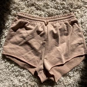 Supersköna highwaisted beiga mjukisshorts  - Beiga shorts från primark. För små för mig. Inte använda så mycket alla. Superbekväma! Är snygga att använda ute eller när man chillar hemma. Passar till allt Highwaisted