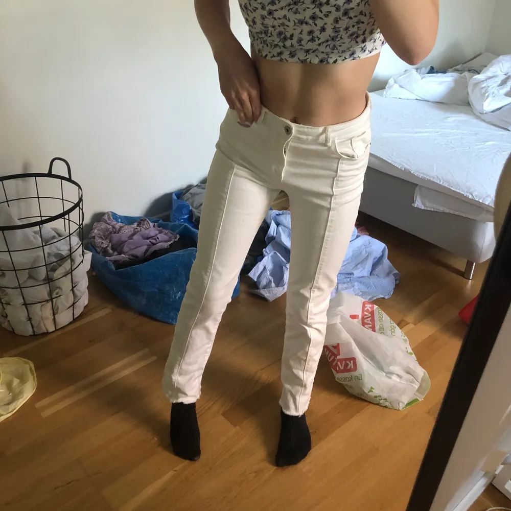 Vita jeans i stl 36, men passar mig ganska bra som vanligtvis bär 34 i jeans. Köpta i en butik utomlands från ett märke som heter ”Promod”. De har en jättefin söm längs benen!! Frakt ingår🧡. Jeans & Byxor.
