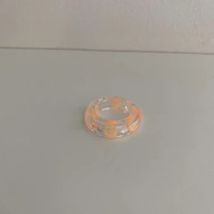 Apelsin resin ring🍊🍊🍊 - Nu säljer vi apelsin resin ring🍊🤩🍊.  ringen är i storleken S.🤩1 ring kostar 35 kr.🤩köparen står för frakten📦