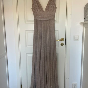 Balklänning - En roséfärgad balklänning ifrån bubbleroom, helt slutsåld. Design från Lovisa Barkman. 