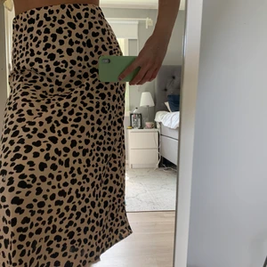 Kjol, Gina, 36 - En superfin kjol från Gina, använd en gång. Nypris 299:-, säljer pga lite för stor för mig. Köparen står för frakten.