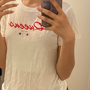 T-shirt  - Säljer denna t-shirt från H&M för 50 kr. Använt 1 gg. Storleken är XS. Kontakta mig om ni har frågor eller om ni ska köpa den.