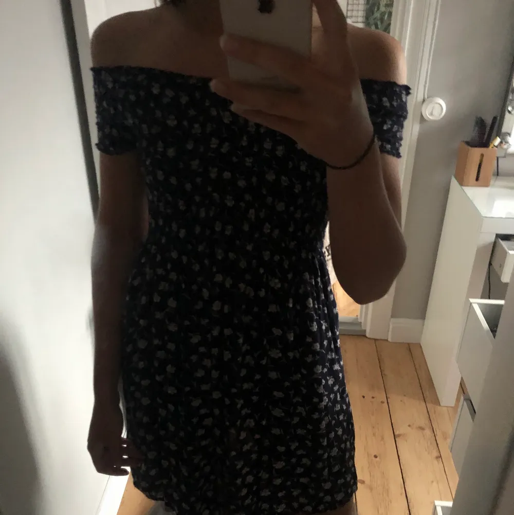 Såå fin off-shoulder klänning i storlek S från Bikbok! Säljer för att den inte kommer till användning längre. Materialet är i viskos vilket är väldigt luftigt och passar bra till varma sommardagar💛💛. Klänningar.