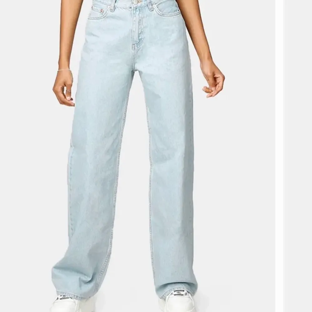 Supersnygga vida och högmidjade jeans från junkyard. Nyskick😊 ger kroppen smickrande form! Lite långa på mig som är 155 cm. Jeans & Byxor.