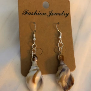 🐚Snäck-örhängen - 🐚Snäck-örhängen, perfekta inför sommaren! Frakt: 14kr🐚  * Alla örhängen går även att göras till halsband för 15kr billigare⚡️ 💜TILLFÄLLIGT: köp 2 par örhängen och få ett tredje par gratis!!💜