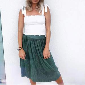 Jättefin metallic-grön midi-kjol köpt på Vero Moda | Storlek XS | Använd ca 5 gånger