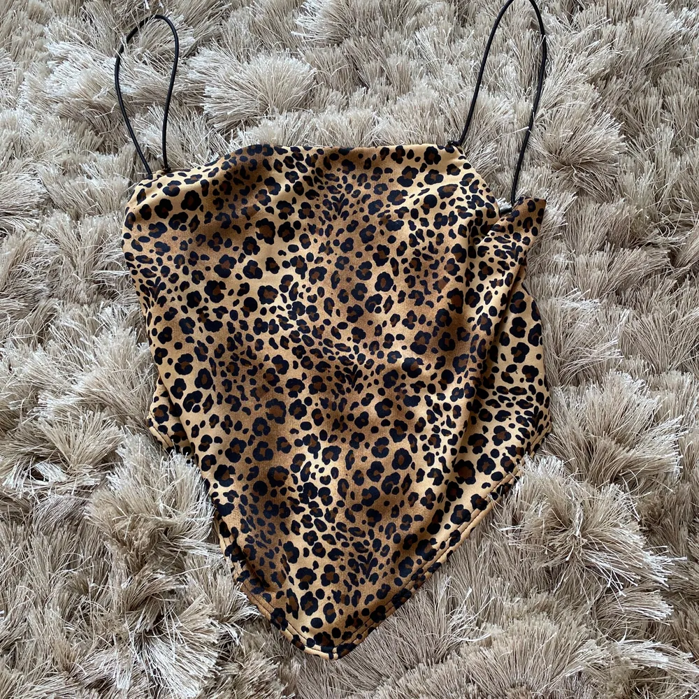 Leopard topp med öppen rygg, jätte fint skick! . Toppar.