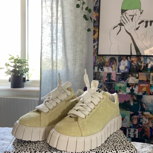 EYTYS ODESSA SNEAKERS LEMONADE - Säljer nu mina helt oanvända sneakers från Eytys i storlek 38. De är i jättefint skick då de är helt oanvända, säljer på grund av att de är för stora för mig! 