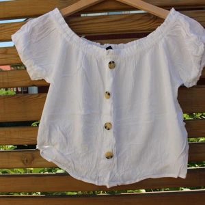 Topp, Stl: 32 - Hej! Jag säljer en topp från H&M. Superhärlig och tunn, perfekt till sommaren!!