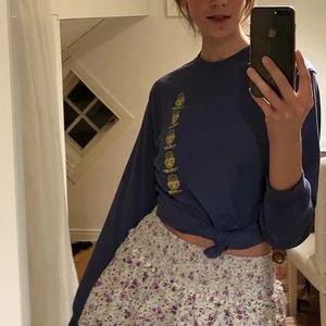 Vailent långärmad från carlings - En tröja med snygga tryck i väldigt fin färg, tyvärr för kort i ärmarna för mig. Supersnygg med ett par blå jeans!! Frakt tillkommer😗 skriv om ni undrar på nått!