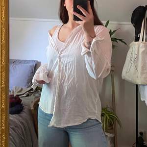 Jättefin vit skjorta som inte längre kommer till användning då jag köpt en ny🌸 Passar PERFEKT nu till sommaren!🌿 Den sitter snyggt oversized på mig som normalt är S/M🤩 Frakt ingår i priset