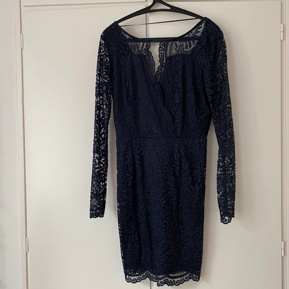 Klänning i marinblå spets - 91