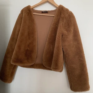 Ljus brun fusk-päls höst jacka 🧸 - Hel och fräsch höst jacka , nästan alldrig använd , går att knäppa i mitten med en liten hake. Mycket skönt material ! 🧸 köpt i butik för 400kr 