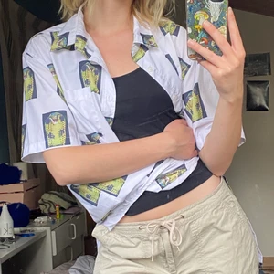 Skjorta från Buttergoods  - Skjorta med ormtryck från Buttergoods i storlek L, knappt använd! Nypris ca 1000 kr💖