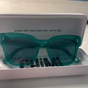 Chimi - Assnygga och coola solglasögon från chimi i modellen 005 aqua. Använda 2-3 gånger och fodral och påse följer med.💜