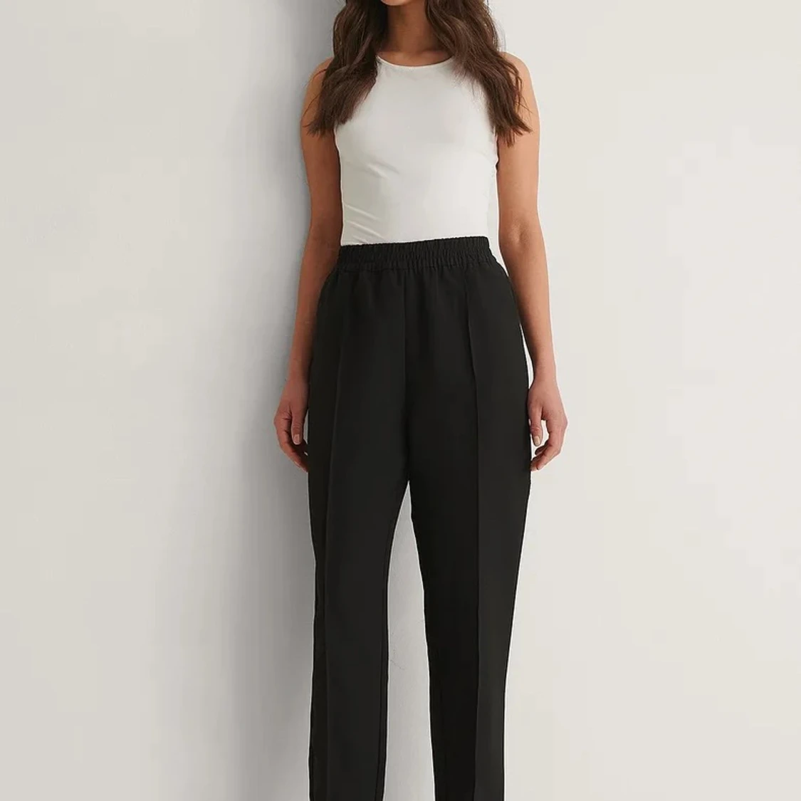 Kostymbyxor i svart med väck i benen 