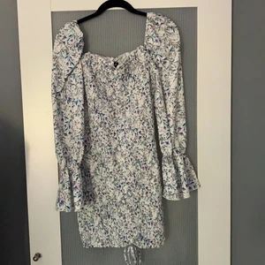 Sommarklänning  - Säljer denna jättefina klänning som jag tvätt inte fått användning av. Sitter jättefin och är helt ny med lappen kvar. (Frakt tillkommer på 66kr)