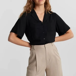 Svart kortärmad skjorta - En svart kortärmad skjorta ifrån Gina Tricot i stl.40. Säljer då det inte är min stil längre. Den är väldigt tunn och det är sjukt skönt material. Original pris 230 säljer för 100. Använd ett fåtal gånger. Köparen står för frakten 🤗