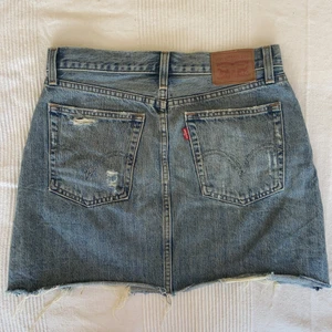 Superfin leviskjol - Superfin kjol i bra skick från Levi’s, storlek w27. Buda i kommentarerna eller köp direkt för 200 kr✨