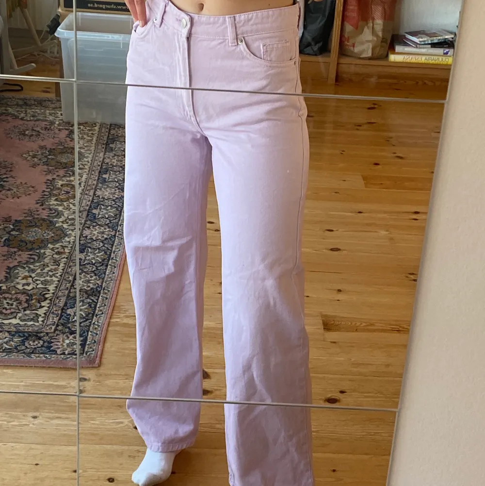 Säljer dessa jeans i modellen YOKO från Monki! Jag personligen har aldrig använt dem, men jag köpte de här på plick och vet därför inte hur använda de är sen innan. Jag har klippt två hål på insidan (se bild 3) då de var för stora i midjan på mig och jag var tvungen att sätta in ett resårband, med det syns inte alls på utsidan!. Jeans & Byxor.