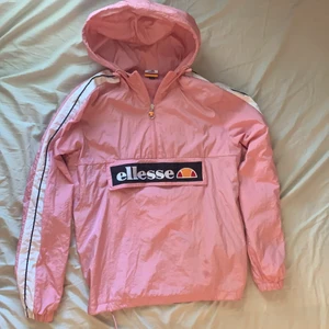 Ellesse jacka - Säljer min fina och lite använda Ellesse jacka, den är i tunt material, säljes pga att den är lite förstor för mig. Nypris 1090kr💕  