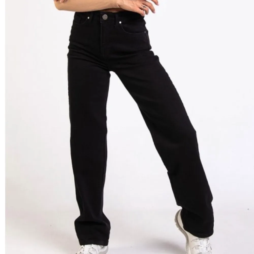 Vida high waist jeans från madlady, säljer dem i fint skick😊ser inprincip nya ut. Köpta för 549kr💜. Jeans & Byxor.