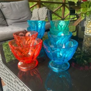 Dessertskålar  - 8st helt oanvända dessertskålar i hårdplast och är alltså INTE FÖR ENGÅNGSBRUK utan kan användas om och om igen och tvättas i diskmaskin. Perfekt för picknick eller kalas. 🎈🏳️‍🌈 🦋🦋