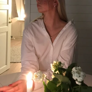 Vit skjorta  - Vit oversized skjorta som passar perfekt över en klänning eller topp nu till sommaren 🌸🌸