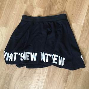 Söt kjol med texten ”Whats new”🥰❤️