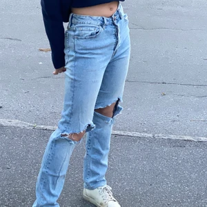 Jeans med hål - Raka ljusa jeans med hål. Står ej för frakt💞