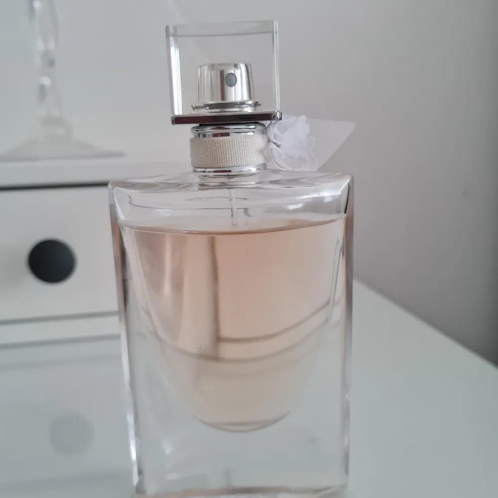La vie est belle parfym 50 ml, luktar så gott, kvar i flaskan 40 ml. Nypris cirka runt 700 kr.. Övrigt.