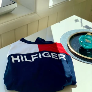 Tommy Hilfiger hoodie - Säljer en Tommy Hilfiger hoodie, väldigt mjuk och skön😋 Endast använd 2-3 gånger!😊
