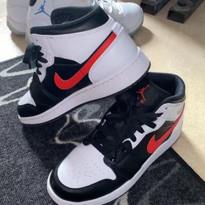 Jordan 1 mid white black ”Chile red” GS  - Jag säljer mina Jordans köpta förra veckan för hitta ett par andra skor. Storlek 38 men motsvarar 36 då dom är små i storlekarna, har själv 36 på skor men i jordan har jag 38. Använda 2 gånger så dom är som helt nya, kartong och kvitto finns. Det är äkta Jordans och dom är köpa på sneakers hyllan i Göteborg. 