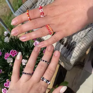 Väldigt fina handgjorda pärlringar i olika färger o modeller 🌺bara pärlor: 25kr, en blomma: 30kr, bara blommor: 35kr ✨  vid frågor och specialbeställningar om man vill ha en viss modell eller färgkombination så är det bara att fråga på 🥰