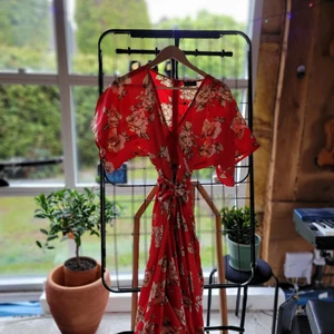 Boohoo Byxdress XS - Vänligen läs hela texten innan du köper. Sval byxdress från boohoo i storlek XS. Använd en gång. Köparen står för all fraktkostnad. Vara skickas när betalningen gjorts. Endast swish.