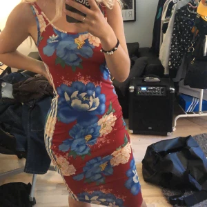 Adidas klänning blommig - Skitsnygg och somrig tajt klänning från adidas med blommigt mönster. Kommer inte till användning längre. Skicket är som nytt! Pris: 120kr + frakt. Kan annars mötas upp i Lund/Malmö.