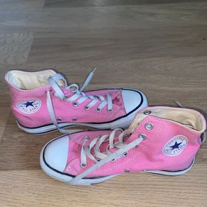 Rosa converse i storlek 36,5 - Rosa converse i storlek 36,5! Användt sparsamt men ej i nyskick! Lite smutsiga skosnöre men de kan man byta ut om man vill! Frakten ingår i priset!