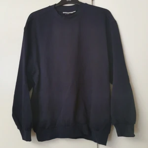 JINGHAM Tröja - En mörkblå JINGHAM tröja i storleken L. Köpt för ett halv år sedan men har inte burits de senaste 3 månaderna. Tröjan är gjord av 70% bomull och 30% polyester. 