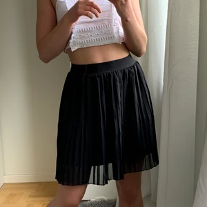 Kjol - Säljer denna svarta plisserade kjol från nakd. Den är endast använd enstaka gång och i fint skick. Den är i storlek xxs men passar absolut en xs💓🥰